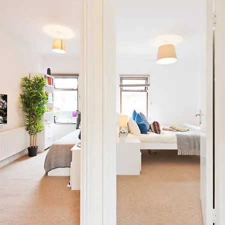 Apartment 2 Bedroom Riverside Sleeps 5 *