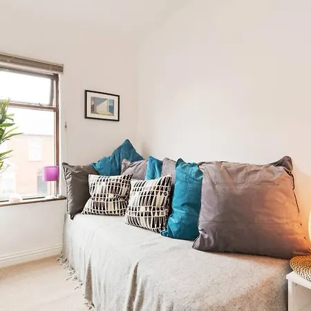 Apartment 2 Bedroom Riverside Sleeps 5