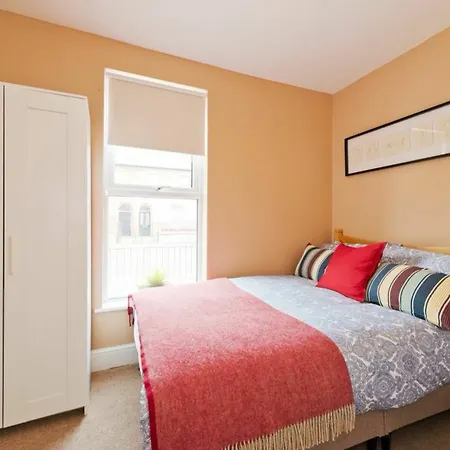 2 Bedroom Riverside Sleeps 5 Apartment *