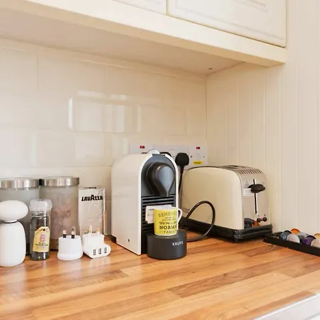 2 Bedroom Riverside Sleeps 5 *