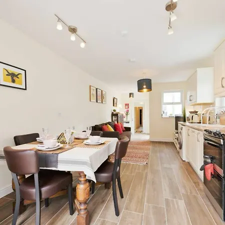 2 Bedroom Riverside Sleeps 5 Apartment