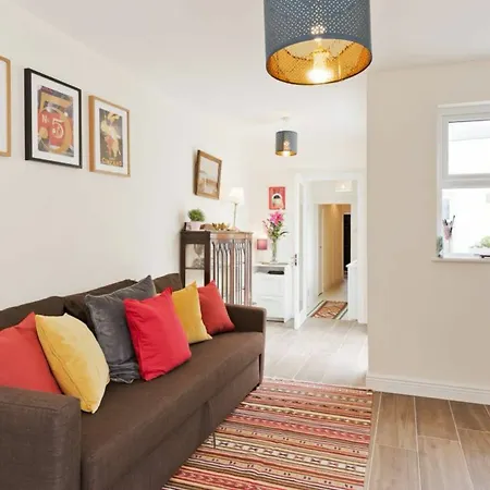2 Bedroom Riverside Sleeps 5 Apartment
