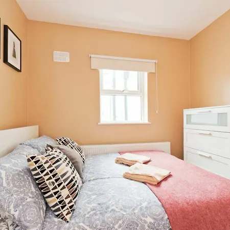 2 Bedroom Riverside Sleeps 5 *