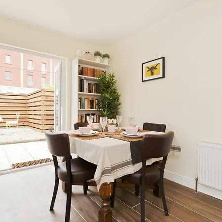 2 Bedroom Riverside Sleeps 5 Apartment *