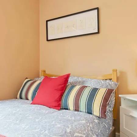 Apartment 2 Bedroom Riverside Sleeps 5 *